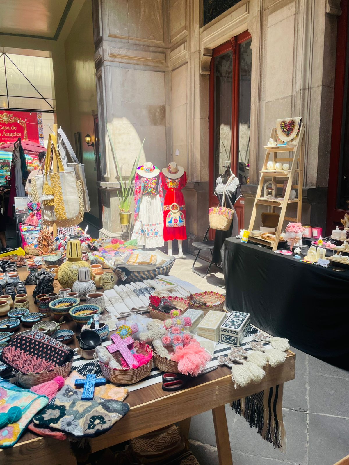 Montaje del mercado en Casa de los Ángeles